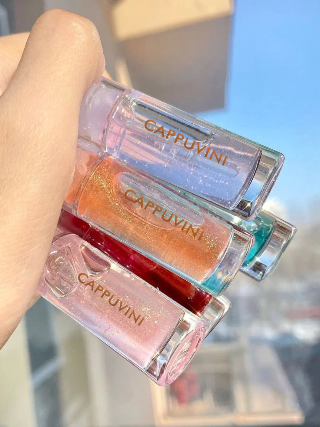 Glossy Moisturising Lip Gloss with a Glass Finish