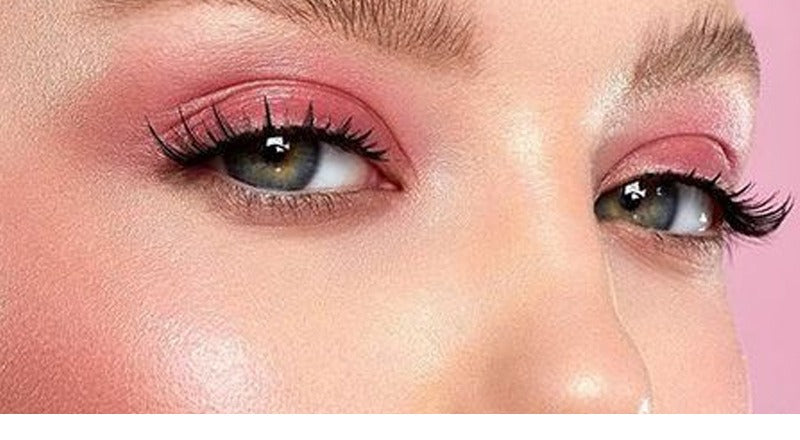 Magnetic false eyelashes in round case